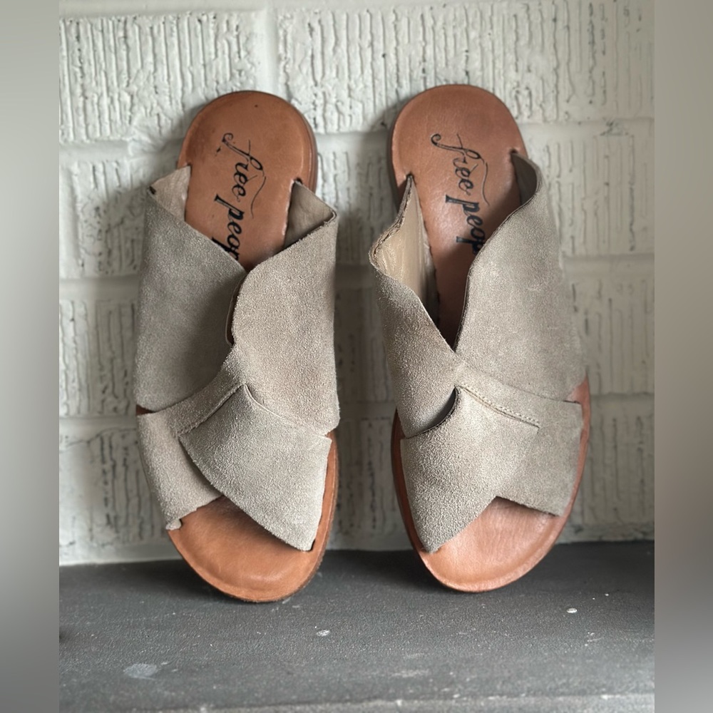 Free People Emelia leather sandal.  Size 36 (6).  See size chart.  Used.…